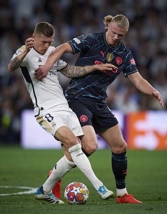 2024-04-09 Real Madrid CF v Manchester City - Quarter-final First Leg - UEFA Champions League 2023 24 MADRID, SPAIN - APRIL 9: Toni kroos of Real Madrid CF competes for the ball with Erling Haaland of Manchester City during the Quarter-final First Leg - UEFA Champions League match between Real Madrid CF and Manchester City at Estadio Santiago Bernabeu on April 9, 2024 in Madrid, Spain. (Photo by Pablo Morano BSR Agency) Madrid Spain Content not available for redistribution in The Netherlands directly or indirectly through any third parties. Copyright: xBSRxAgencyx