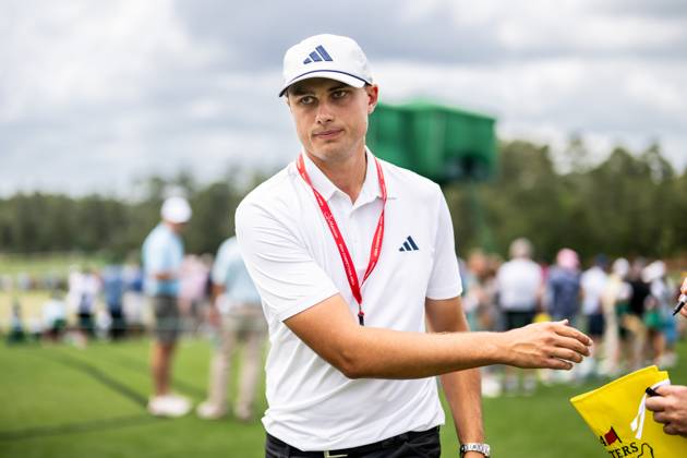 240410 Ludvig Aberg of Sweden signing autographs after a practice round prior to the 2024 Masters Golf Tournament on April 10, 2024 in Augusta Photo Petter Arvidson BILDBYRAN kod PA PA0791 bbeng golf masters the masters Augusta us masters sverige  Copyright: PETTERxARVIDSON BB240410PA048