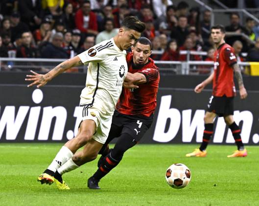 Foto IPP Paolo Bona Milano 11 04 2024 UEFA Europa League di Calcio stagione 2023 2024 partita Milan-Roma Nella foto Paulo Dybala e Ismael Bennacer Italy Photo Press Worldwide Copyright italy Italy ITALY Copyright: xR4924_italyphotopressx