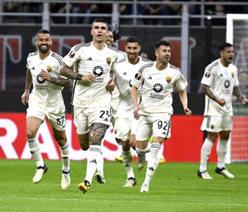 Foto IPP Paolo Bona Milano 11 04 2024 UEFA Europa League di Calcio stagione 2023 2024 partita Milan-Roma Nella foto Gianluca Mancini esulta dopo il gol del 0-1 Italy Photo Press Worldwide Copyright italy Italy ITALY Copyright: xR4924_italyphotopressx