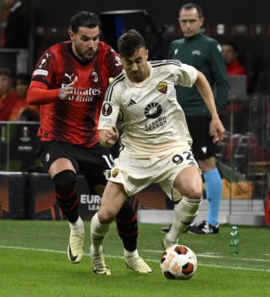 Foto IPP Paolo Bona Milano 11 04 2024 UEFA Europa League di Calcio stagione 2023 2024 partita Milan-Roma Nella foto Stephane El Shaarawy e Theo Hernandez Italy Photo Press Worldwide Copyright italy Italy ITALY Copyright: xR4924_italyphotopressx