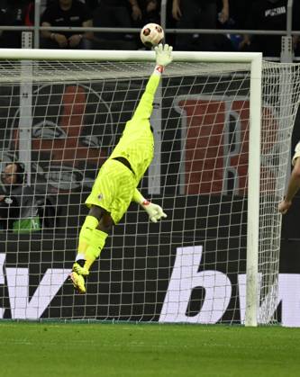 Foto IPP Paolo Bona Milano 11 04 2024 UEFA Europa League di Calcio stagione 2023 2024 partita Milan-Roma Nella foto una parata di Mike Maignan Italy Photo Press Worldwide Copyright italy Italy ITALY Copyright: xR4924_italyphotopressx