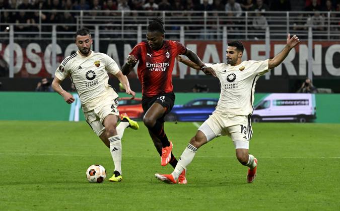 Foto IPP Paolo Bona Milano 11 04 2024 UEFA Europa League di Calcio stagione 2023 2024 partita Milan-Roma Nella foto Rafael Leao tra Bryan Cristante e Zeki Celik Italy Photo Press Worldwide Copyright italy Italy ITALY Copyright: xR4924_italyphotopressx