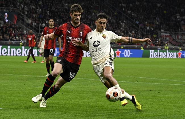 Foto IPP Paolo Bona Milano 11 04 2024 UEFA Europa League di Calcio stagione 2023 2024 partita Milan-Roma Nella foto Paulo Dybala e Matteo Gabbia Italy Photo Press Worldwide Copyright italy Italy ITALY Copyright: xR4924_italyphotopressx