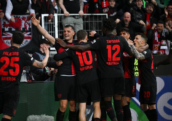 Jubel 1 0 v li , Granit Xhaka Bayer 04 Leverkusen , Florian Wirtz Bayer 04 Leverkusen , Edmond Tapsoba Bayer 04 Leverkusen , Jonas Hofmann Bayer 04 Leverkusen , verd , Piero Hincapie Bayer 04 Leverkusen , Alejandro Grimaldo Bayer 04 Leverkusen 11 04 2024, Football Europa League, Season 2023 2024, Quarter-final first leg, Bayer 04 Leverkusen West Ham United Leverkusen BayArena Nordrhein Westfalen Germany Team2