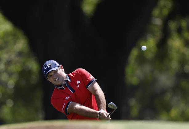 Patrick Reed chips up onto the eighteenth green in the second round of the Masters Tournament at Augusta National Golf Club in Augusta, Georgia on Friday, April 12, 2024.  AUG20240412199 JOHNxANGELILLO