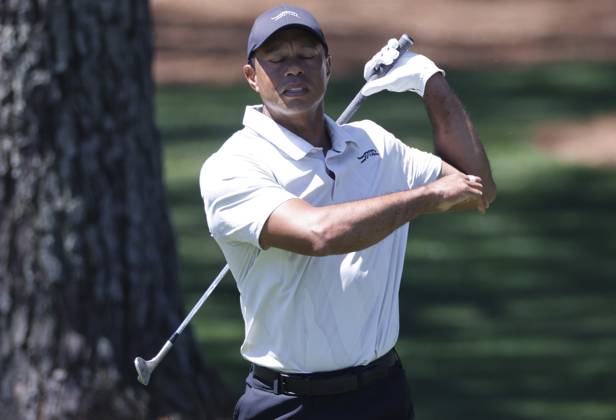 Sport Bilder des Tages Tiger Woods reacts after chipping to the green on the seventh hole during the third round of the Masters Tournament at Augusta National Golf Club in Augusta, Georgia on Saturday, April 13, 2024.  AUG20240413510 TANNENxMAURY