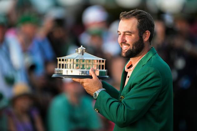 240414 Scottie Scheffler of the United States celebrates with the trophy and his green jacket after winning the 2024 Masters Golf Tournament on April 14, 2024 in Augusta Photo Petter Arvidson BILDBYRAN kod PA PA0795 bbeng golf masters the masters augusta us masters jubel  Copyright: PETTERxARVIDSON BB240414PA184