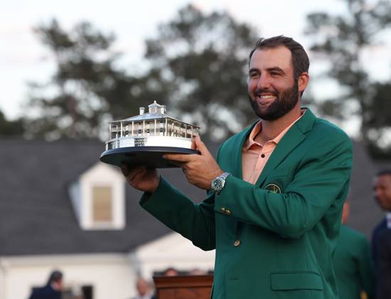 April 15, 2024, Augusta, GA, USA: Scottie Scheffler holds the Masters Champion trophy at Augusta National Golf Club, Sunday, April 14, 2024, in Augusta, Georgia. Augusta USA - ZUMAm67_ 0445504841st Copyright: xJasonxGetzx