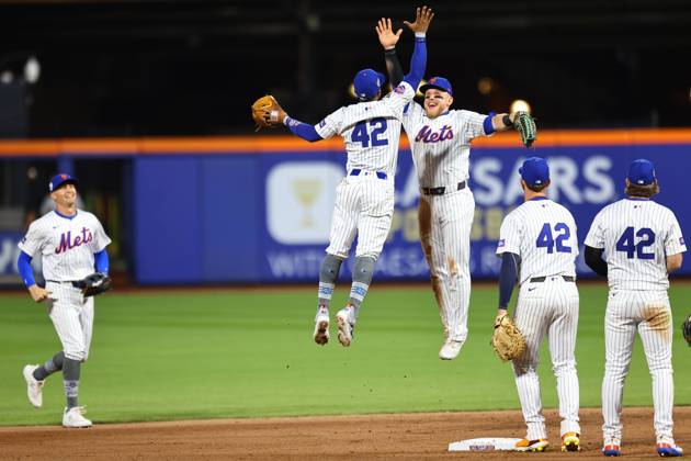MLB, Baseball Herren, USA Pittsburgh Pirates Vs New York Mets The New York Mets are celebrating their 6-3 victory over the Pittsburgh Pirates in the baseball game at Citi Field in New York City, N.Y., on April 15, 2024. New York City N.Y. United States  Copyright: xGordonxDonovanx originalFilename:donovan-pittsbur240415_npXF5.jpg