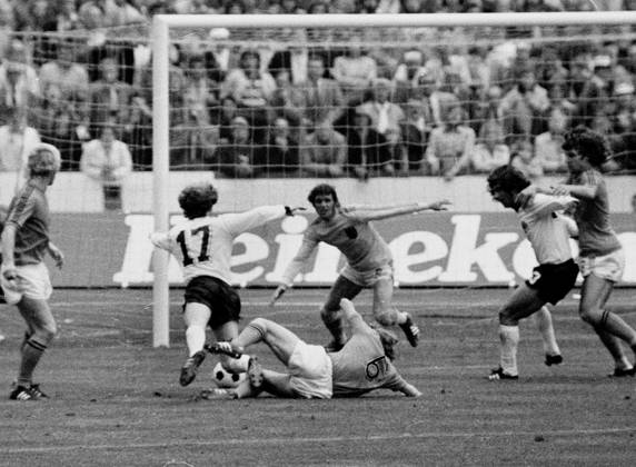 Soccer World Cup 1974 Final Germany Netherlands 2 1 7 7 1974 in Munich Wim jansen 6 Holland brings down Bernd Hoelzenbein in the penalty area Penalty kick HM