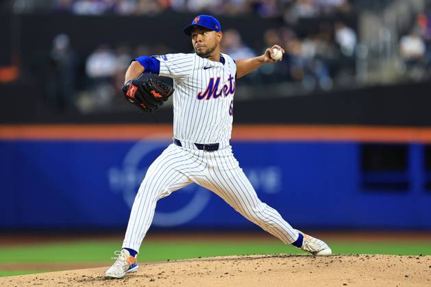 Sport Bilder des Tages MLB, Baseball Herren, USA Pittsburgh Pirates Vs New York Mets New York Mets starting pitcher Jose Quintana 62 is throwing during the second inning of the baseball game against the Pittsburgh Pirates at Citi Field in New York City, New York, on April 16, 2024. New York City United States  Copyright: xGordonxDonovanx originalFilename:donovan-pittsbur240416_nprxX.jpg