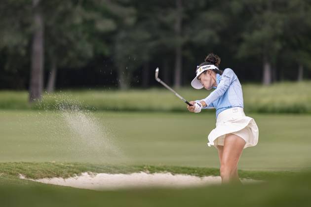 Sport Bilder des Tages April 18, 2024, The Woodlands, Texas, USA: GRACE KIM chips out of the sand bunker during Round 1 of The Chevron Championship at The Club at Carlton Woods on April 18, 2024, in The Woodlands, Texas. The Woodlands USA - ZUMAp213 20240418_znp_p213_108 Copyright: xLynnxPenningtonx