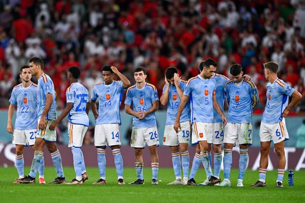 2022-12-06 Morocco v Spain - Round of 16 - FIFA World Cup, WM, Weltmeisterschaft, Fussball Qatar 2022 AL RAYYAN, QATAR - DECEMBER 6: Pablo Sarabia of Spain, Ansu Fati of Spain, Rodri of Spain, Alejandro Balde of Spain, Pedri Gonzalez of Spain, Aymeric Laporte of Spain, Alvaro Morata of Spain, Marcos Llorente of Spain and Sergio Busquets of Spain looks dejected during the Round of 16 - FIFA World Cup Qatar 2022 match between Morocco and Spain at the Education City Stadium on December 6, 2022 in Al Rayyan, Qatar (Photo by Pablo Morano BSR Agency) Al Rayyan Qatar Content not available for redistribution in The Netherlands directly or indirectly through any third parties. Copyright: xBSRxAgencyx