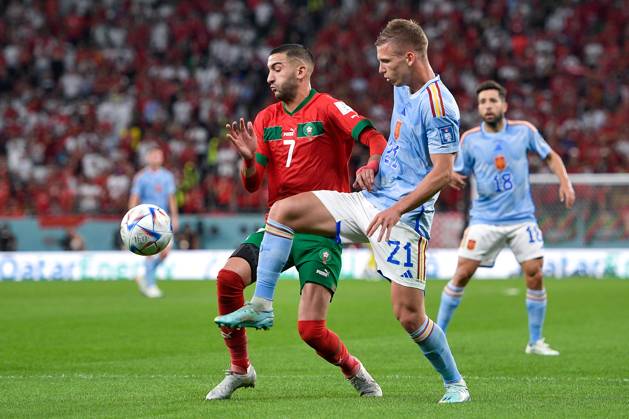 2022-12-06 Morocco v Spain - Round of 16 - FIFA World Cup, WM, Weltmeisterschaft, Fussball Qatar 2022 AL RAYYAN, QATAR - DECEMBER 6: Hakim Ziyech of Morocco battles for the ball with Dani Olmo of Spain during the Round of 16 - FIFA World Cup Qatar 2022 match between Morocco and Spain at the Education City Stadium on December 6, 2022 in Al Rayyan, Qatar (Photo by Pablo Morano BSR Agency) Al Rayyan Qatar Content not available for redistribution in The Netherlands directly or indirectly through any third parties. Copyright: xBSRxAgencyx