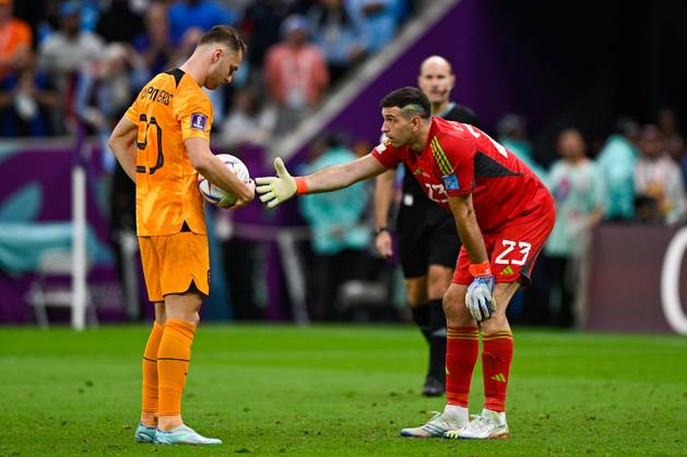 2022-12-09 Netherlands v Argentina - Quarter Final - FIFA World Cup, WM, Weltmeisterschaft, Fussball Qatar 2022 LUSAIL CITY, QATAR - DECEMBER 9: Teun Koopmeiners of the Netherlands and Damian Martinez of Argentina during the Quarter Final - FIFA World Cup Qatar 2022 match between Netherlands and Argentina at the Lusail Stadium on December 9, 2022 in Lusail City, Qatar (Photo by Pablo Morano BSR Agency) Lusail City Qatar Content not available for redistribution in The Netherlands directly or indirectly through any third parties. Copyright: xBSRxAgencyx