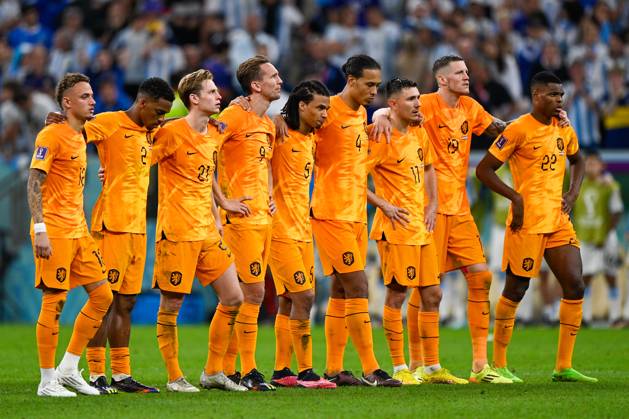 2022-12-09 Netherlands v Argentina - Quarter Final - FIFA World Cup, WM, Weltmeisterschaft, Fussball Qatar 2022 LUSAIL CITY, QATAR - DECEMBER 9: Noa Lang of the Netherlands, Jurrien Timber of the Netherlands, Frenkie de Jong of the Netherlands, Luuk de Jong of the Netherlands, Nathan Ake of the Netherlands, Virgil van Dijk of the Netherlands, Steven Berghuis of the Netherlands, Wout Weghorst of the Netherlands and Denzel Dumfries of the Netherlands during the Quarter Final - FIFA World Cup Qatar 2022 match between Netherlands and Argentina at the Lusail Stadium on December 9, 2022 in Lusail City, Qatar (Photo by Pablo Morano BSR Agency) Lusail City Qatar Content not available for redistribution in The Netherlands directly or indirectly through any third parties. Copyright: xBSRxAgencyx
