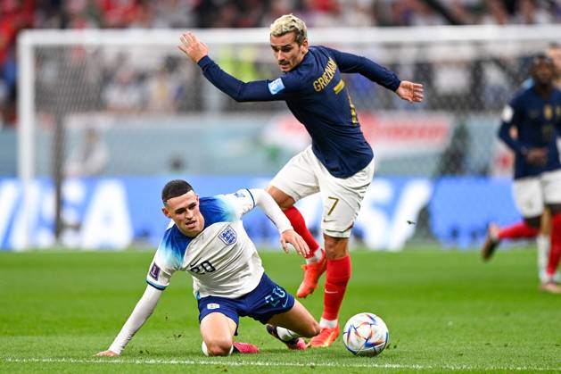 2022-12-10 Netherlands v Argentina - Quarter Final - FIFA World Cup, WM, Weltmeisterschaft, Fussball Qatar 2022 LUSAIL CITY, QATAR - DECEMBER 10: Antoine Griezmann of France battles for the ball with Phil Foden of England during the Quarter Final - FIFA World Cup Qatar 2022 match between Netherlands and Argentina at the Lusail Stadium on December 10, 2022 in Lusail City, Qatar (Photo by Pablo Morano BSR Agency) Lusail City Qatar Content not available for redistribution in The Netherlands directly or indirectly through any third parties. Copyright: xBSRxAgencyx