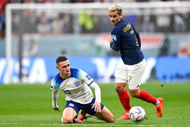 2022-12-10 Netherlands v Argentina - Quarter Final - FIFA World Cup, WM, Weltmeisterschaft, Fussball Qatar 2022 LUSAIL CITY, QATAR - DECEMBER 10: Phil Foden of England battles for the ball with Antoine Griezmann of France during the Quarter Final - FIFA World Cup Qatar 2022 match between Netherlands and Argentina at the Lusail Stadium on December 10, 2022 in Lusail City, Qatar (Photo by Pablo Morano BSR Agency) Lusail City Qatar Content not available for redistribution in The Netherlands directly or indirectly through any third parties. Copyright: xBSRxAgencyx