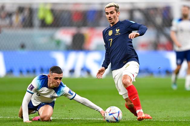 2022-12-10 Netherlands v Argentina - Quarter Final - FIFA World Cup, WM, Weltmeisterschaft, Fussball Qatar 2022 LUSAIL CITY, QATAR - DECEMBER 10: Phil Foden of England battles for the ball with Antoine Griezmann of France during the Quarter Final - FIFA World Cup Qatar 2022 match between Netherlands and Argentina at the Lusail Stadium on December 10, 2022 in Lusail City, Qatar (Photo by Pablo Morano BSR Agency) Lusail City Qatar Content not available for redistribution in The Netherlands directly or indirectly through any third parties. Copyright: xBSRxAgencyx