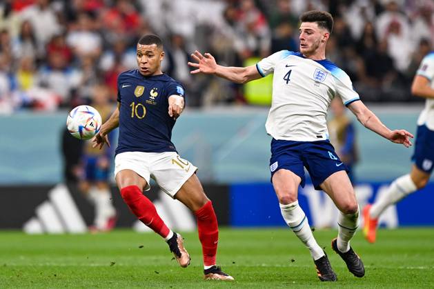 2022-12-10 Netherlands v Argentina - Quarter Final - FIFA World Cup, WM, Weltmeisterschaft, Fussball Qatar 2022 LUSAIL CITY, QATAR - DECEMBER 10: Kylian Mbappe of France battles for the ball with Declan Rice of England during the Quarter Final - FIFA World Cup Qatar 2022 match between Netherlands and Argentina at the Lusail Stadium on December 10, 2022 in Lusail City, Qatar (Photo by Pablo Morano BSR Agency) Lusail City Qatar Content not available for redistribution in The Netherlands directly or indirectly through any third parties. Copyright: xBSRxAgencyx