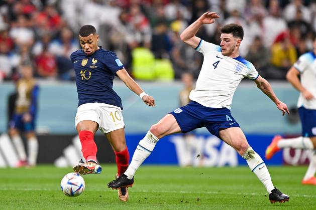 2022-12-10 Netherlands v Argentina - Quarter Final - FIFA World Cup, WM, Weltmeisterschaft, Fussball Qatar 2022 LUSAIL CITY, QATAR - DECEMBER 10: Kylian Mbappe of France battles for the ball with Declan Rice of England during the Quarter Final - FIFA World Cup Qatar 2022 match between Netherlands and Argentina at the Lusail Stadium on December 10, 2022 in Lusail City, Qatar (Photo by Pablo Morano BSR Agency) Lusail City Qatar Content not available for redistribution in The Netherlands directly or indirectly through any third parties. Copyright: xBSRxAgencyx