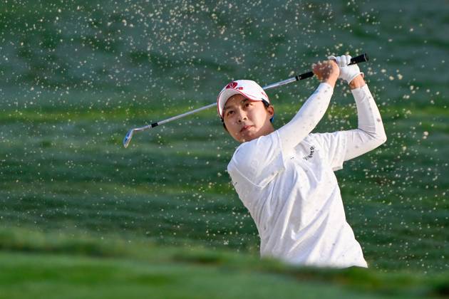 THE WOODLANDS, TX - APRIL 19: Hyo Joo Kim (KOR) hits from the trap on 1 during Rd2 of the Chevron Championship at The Club at Carlton Woods on April 19, 2024 in The Woodlands, Texas. (Photo by Ken Murray Icon Sportswire) GOLF: APR 19 LPGA, Golf Damen The Chevron Championship EDITORIAL USE ONLY Icon240419014