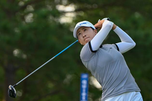 THE WOODLANDS, TX - APRIL 19: Jennifer Song (USA) watches her tee shot on 2 during Rd2 of the Chevron Championship at The Club at Carlton Woods on April 19, 2024 in The Woodlands, Texas. (Photo by Ken Murray Icon Sportswire) GOLF: APR 19 LPGA, Golf Damen The Chevron Championship EDITORIAL USE ONLY Icon240419030