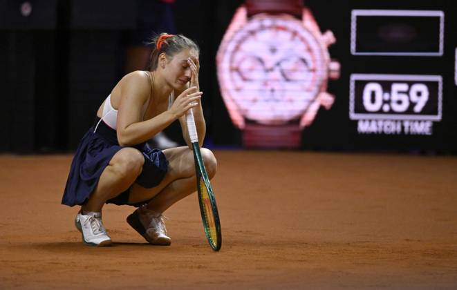 Marta Kostyuk UKR disappointed Gesture Gesture Tennis Ladies Porsche Cup Porsche Tennis Grand Prix GP Stuttgart 2024 Porsche Arena 21 04 2024 DFL REGULATIONS PROHIBIT ANY USE OF PHOTOGRAPHS AS IMAGE SEQUENCES AND OR QUASI VIDEO Porsche Tennis Grand Prix GP Stuttgart 2024
