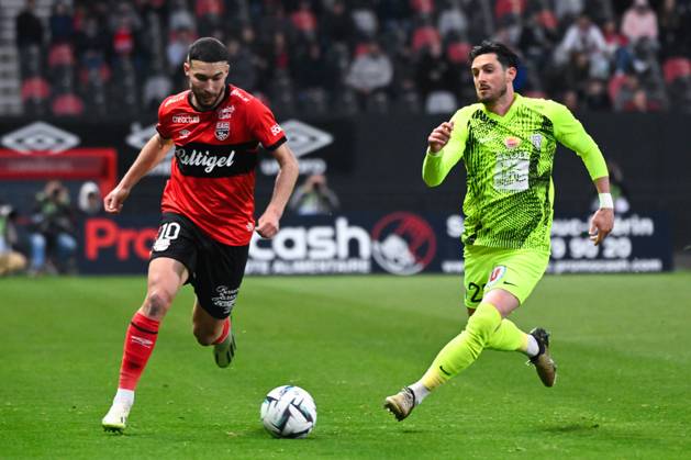 Mehdi MERGHEM ( 10 - Guingamp ) and Florent HANIN ( 26 - Angers ) during the Ligue 2 match between EA Guingamp and Angers SCO at Stade Municipal de Roudourou on April 23, 2024 in Guingamp, France. ( Photo by federico pestellini panoramic ) - FOOTBALL : Guingamp vs Angers - Ligue 2 - 23 04 2024 FedericoPestellini Panoramic