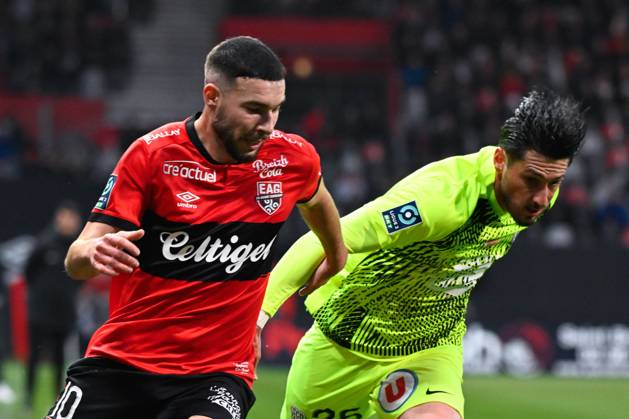 Mehdi MERGHEM ( 10 - Guingamp ) and Florent HANIN ( 26 - Angers ) during the Ligue 2 match between EA Guingamp and Angers SCO at Stade Municipal de Roudourou on April 23, 2024 in Guingamp, France. ( Photo by federico pestellini panoramic ) - FOOTBALL : Guingamp vs Angers - Ligue 2 - 23 04 2024 FedericoPestellini Panoramic