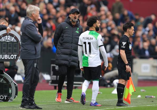 London, England, 27th April 2024. Jurgen Klopp, Manager of Liverpool and Mohamed Salah of Liverpool exchange words on the touchline during the Premier League match at the London Stadium, London. Picture credit should read: Paul Terry Sportimage EDITORIAL USE ONLY. No use with unauthorised audio, video, data, fixture lists, club league logos or live services. Online in-match use limited to 120 images, no video emulation. No use in betting, games or single club league player publications. SPI-3108-0021