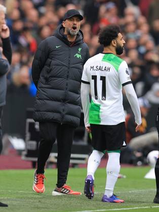 London, England, 27th April 2024. Jurgen Klopp, Manager of Liverpool and Mohamed Salah of Liverpool exchange words on the touchline during the Premier League match at the London Stadium, London. Picture credit should read: Paul Terry Sportimage EDITORIAL USE ONLY. No use with unauthorised audio, video, data, fixture lists, club league logos or live services. Online in-match use limited to 120 images, no video emulation. No use in betting, games or single club league player publications. SPI-3108-0022