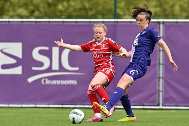 RSC ANDERLECHT VS STANDARD Amber Barrett (9) of Standard and Tine De Caigny (6) of Anderlecht pictured during a female soccer game between RSC Anderlecht and Standard Femina de Liege on the 6 th matchday of the play offs in the 2023 - 2024 season of the Belgian Lotto Womens Super League , on Saturday 27 April 2024 in Anderlecht , Belgium . PHOTO SPORTPIX David Catry Anderlecht Lotto Park Brussel Belgium Copyright: xSportpix.bex xDavidxCatryxDavidxCatryx