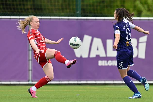 RSC ANDERLECHT VS STANDARD Amber Barrett (9) of Standard pictured in a duel with Laura De Neve (8) of Anderlecht during a female soccer game between RSC Anderlecht and Standard Femina de Liege on the 6 th matchday of the play offs in the 2023 - 2024 season of the Belgian Lotto Womens Super League , on Saturday 27 April 2024 in Anderlecht , Belgium . PHOTO SPORTPIX David Catry Anderlecht Lotto Park Brussel Belgium Copyright: xSportpix.bex xDavidxCatryxDavidxCatryx