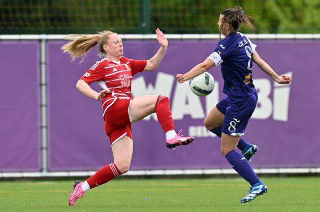 RSC ANDERLECHT VS STANDARD Amber Barrett (9) of Standard pictured in a duel with Laura De Neve (8) of Anderlecht during a female soccer game between RSC Anderlecht and Standard Femina de Liege on the 6 th matchday of the play offs in the 2023 - 2024 season of the Belgian Lotto Womens Super League , on Saturday 27 April 2024 in Anderlecht , Belgium . PHOTO SPORTPIX David Catry Anderlecht Lotto Park Brussel Belgium Copyright: xSportpix.bex xDavidxCatryxDavidxCatryx