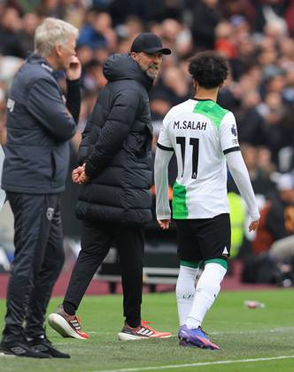 London, England, 27th April 2024. Jurgen Klopp, Manager of Liverpool and Mohamed Salah of Liverpool exchange words on the touchline during the Premier League match at the London Stadium, London. Picture credit should read: Paul Terry Sportimage EDITORIAL USE ONLY. No use with unauthorised audio, video, data, fixture lists, club league logos or live services. Online in-match use limited to 120 images, no video emulation. No use in betting, games or single club league player publications. SPI-3108-0027