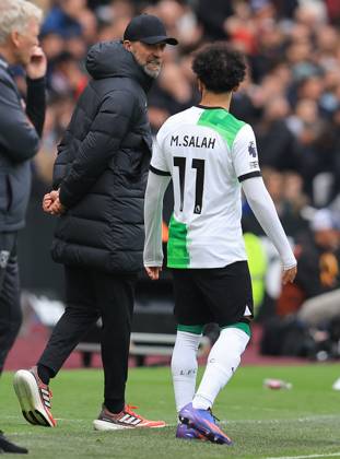 London, England, 27th April 2024. Jurgen Klopp, Manager of Liverpool and Mohamed Salah of Liverpool exchange words on the touchline during the Premier League match at the London Stadium, London. Picture credit should read: Paul Terry Sportimage EDITORIAL USE ONLY. No use with unauthorised audio, video, data, fixture lists, club league logos or live services. Online in-match use limited to 120 images, no video emulation. No use in betting, games or single club league player publications. SPI-3108-0028
