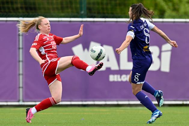 RSC ANDERLECHT VS STANDARD Amber Barrett (9) of Standard and Laura De Neve (8) of Anderlecht pictured during a female soccer game between RSC Anderlecht and Standard Femina de Liege on the 6 th matchday of the play offs in the 2023 - 2024 season of the Belgian Lotto Womens Super League , on Saturday 27 April 2024 in Anderlecht , Belgium . PHOTO SPORTPIX David Catry Anderlecht Lotto Park Brussel Belgium Copyright: xSportpix.bex xDavidxCatryxDavidxCatryx