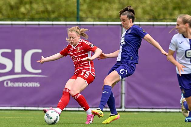 RSC ANDERLECHT VS STANDARD Amber Barrett (9) of Standard and Tine De Caigny (6) of Anderlecht pictured during a female soccer game between RSC Anderlecht and Standard Femina de Liege on the 6 th matchday of the play offs in the 2023 - 2024 season of the Belgian Lotto Womens Super League , on Saturday 27 April 2024 in Anderlecht , Belgium . PHOTO SPORTPIX David Catry Anderlecht Lotto Park Brussel Belgium Copyright: xSportpix.bex xDavidxCatryxDavidxCatryx