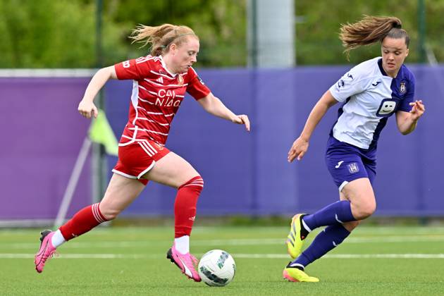 RSC ANDERLECHT VS STANDARD Amber Barrett (9) of Standard and Tine De Caigny (6) of Anderlecht pictured during a female soccer game between RSC Anderlecht and Standard Femina de Liege on the 6 th matchday of the play offs in the 2023 - 2024 season of the Belgian Lotto Womens Super League , on Saturday 27 April 2024 in Anderlecht , Belgium . PHOTO SPORTPIX David Catry Anderlecht Lotto Park Brussel Belgium Copyright: xSportpix.bex xDavidxCatryxDavidxCatryx