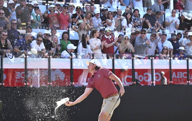 LIV GOLF ADELAIDE, Cameron Smith catches drinks thrown by spectators on the Watering Hole during the final round of LIV Golf Adelaide at the Grange Golf Club in Adelaide, Sunday, April 28, 2024. ( NO ARCHIVING, EDITORIAL USE ONLY, NO USE IN BOOKS WITHOUT CONSENT ADELAIDE SOUTH AUSTRALIA AUSTRALIA  Copyright: xMICHAELxERREYx 20240428185202254240