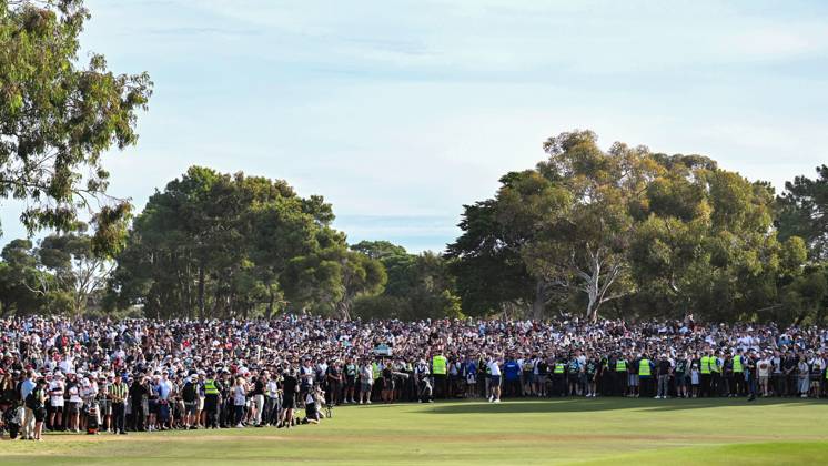 LIV GOLF ADELAIDE, Massive crowds follow Brendan Steele down the 18th fairway on his way to claiming the win during LIV Golf Adelaide at the Grange Golf Club in Adelaide, Sunday, April 28, 2024. ( NO ARCHIVING, EDITORIAL USE ONLY, NO USE IN BOOKS WITHOUT CONSENT ADELAIDE SOUTH AUSTRALIA AUSTRALIA  Copyright: xMICHAELxERREYx 20240428180311391216