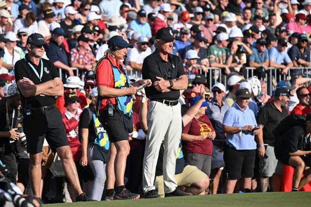 LIV GOLF ADELAIDE, Greg Norman watches proceedings on the last hole as Brendan Steele of HyFlyers GC plays up the 18th hole during LIV Golf Adelaide at the Grange Golf Club in Adelaide, Sunday, April 28, 2024. ( NO ARCHIVING, EDITORIAL USE ONLY, NO USE IN BOOKS WITHOUT CONSENT ADELAIDE SOUTH AUSTRALIA AUSTRALIA  Copyright: xMICHAELxERREYx 20240428120708008015
