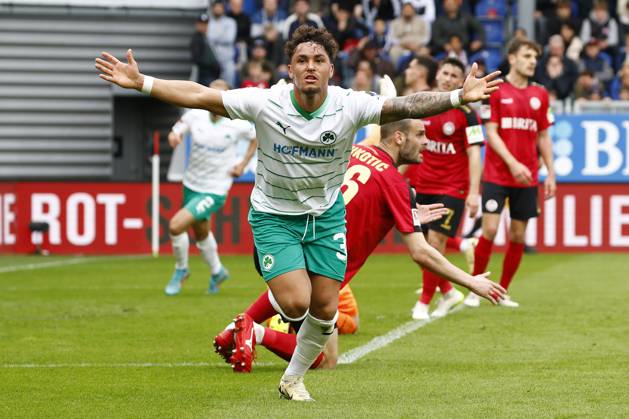 28 04 2024, xavx, Fussball 2 Bundesliga, SV Wehen Wiesbaden SpVgg Greuther Fuerth emspor, v l Armindo Sieb SpVgg Greuther Fürth celebrate the goal, Der Torjubel zum 2 3 DFL DFB REGULATIONS PROHIBIT ANY USE OF PHOTOGRAPHS as IMAGE SEQUENCES and or QUASI VIDEO Wiesbaden