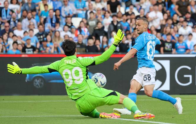 Serie A championship football match - 2023 24 Napoli vs Roma 04 28 2024 Naples, Diego Armando Maradona Stadium, football match valid for the 2023 24 Serie A championship between SSC Napoli vs AC Roma In the picture: Mile Svilar (AS Roma) - Stanislav Lobotka of SSC Napoli NAPOLI stadio Diego Armando Maradona CAMPANIA ITALIA Copyright: xFABIOxSASSOxFabioxSassox 2L8A3868-2