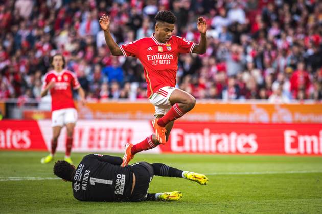 April 27, 2024, Lisbon, Portugal: David Neres of SL Benfica (R) with Matheus Magalhaes of Sporting Clube de Braga (L) in action during the Liga Portugal Betclic match between SL Benfica and SC Braga at Estadio da Luz. Lisbon Portugal - ZUMAs197 20240427_aaa_s197_600 Copyright: xHenriquexCasinhasx