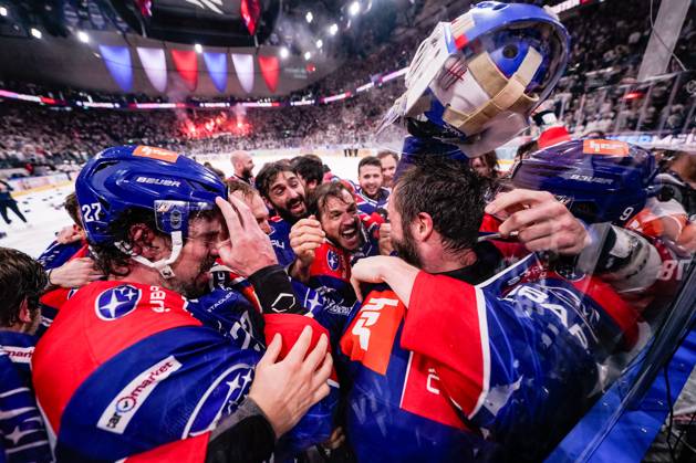 30 04 2024, Zurich, Swiss Life Arena, NL Final ZSC Lions Lausanne HC, ZSC Lions are Swiss Champion 2024 10 Sven Andrighetto ZSC , 91 Denis Hollenstein ZSC , 30 goalkeeper Simon Hrubec ZSC Zurich Swiss Life Arena Zurich Switzerland  Copyright: xJustPictures.ch JarixPestelaccix