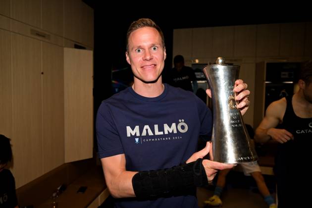 240501 Malmö FFs Niklas Moisander poses with the trophy after the final of the Swedish Cup between Malmö FF and Djurgarden on May 1, 2024 in Malmö  Copyright: PETTERxARVIDSON BB240501PA303