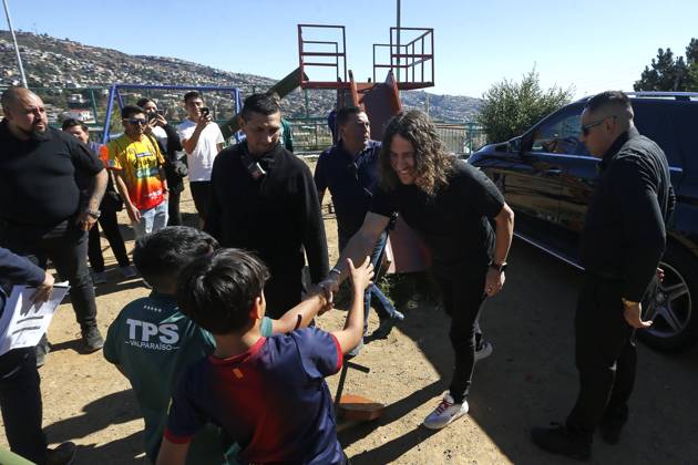 Valparaiso, 4 de mayo 2024 El exjugador del FC Barcelona, Barca Carles Puyol visita el Club Deportivo Once Estrellas en el cerro La Cruz Sebastian Cisternas Photosport Carles Puyol vistia el Club Once Estrellas en Valparaiso